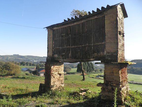 Pastoriza, hórreo mixto sobre cepas de cachotería