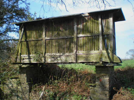 Villalba (Vilalba), hórreo de madera sobre cepas de cachotería