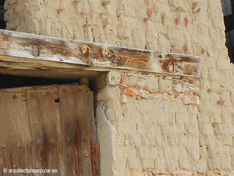 Almacen en Añe, Segovia, detalle puerta