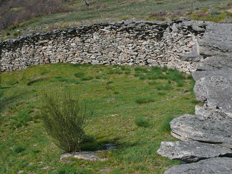 Lubian, corral de lobos, muro desde  el exterior