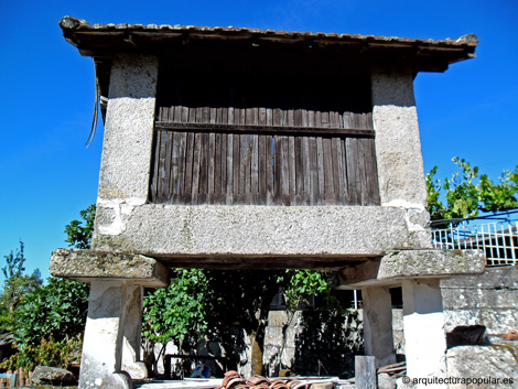 Horreo en Amoeiro, Orense. Lateral