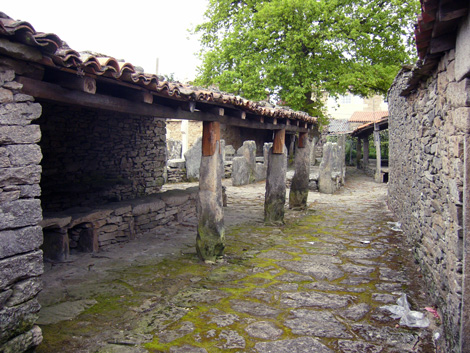 Mercado de Agolada, pendello, columnas monoliticas y mostrador