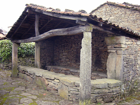 Mercado de Agolada, pendello con cubierta a dos aguas