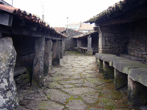 Mercado de Agolada, calle interior y pendellos