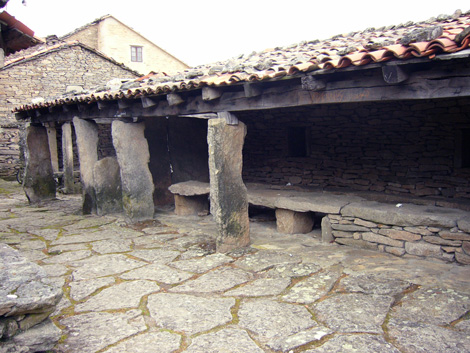 Mercado de Agolada, pendello, detalles