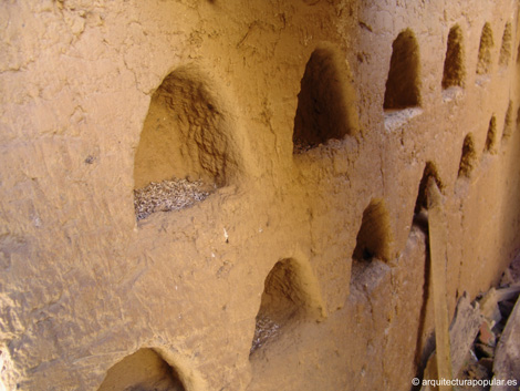 Cerecinos de Campos.  Detalle de los nidales