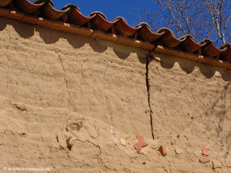 Cerecinos de Campos. PAlomar cuadrado con patio interior. Detalle del muro