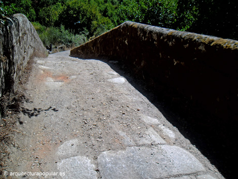 Ponte Mandrás, calzada del puente