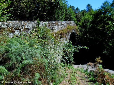 Ponte Mandrás, lateral del puente