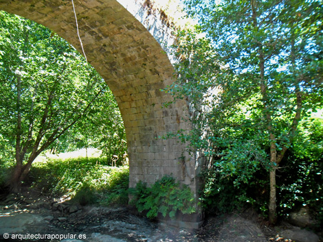 Ponte Mandrás, arco y estribo derecho