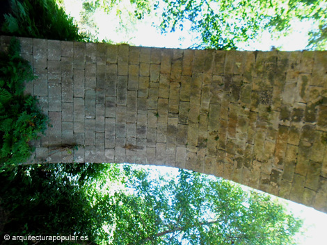 Ponte Mandrás, dovelas del arco