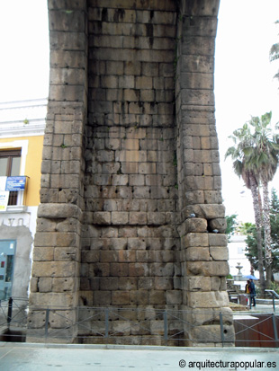 Arco de Trajano, arranque derecho