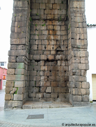 Arco de Trajano, arranque izquierdo