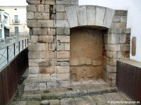 Arco de Trajano. Basamento lateral derecho