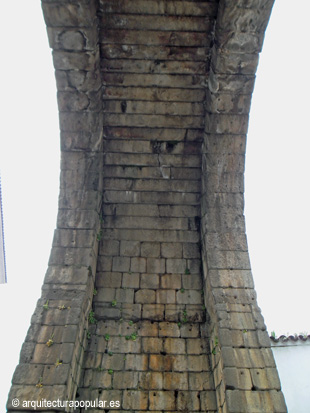Arco de Trajano, zona central