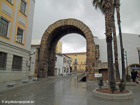 Arco de Trajano visto desde el exterior del Foro