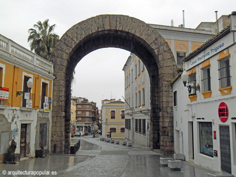 Arco de Trajano, visto desde el Foro