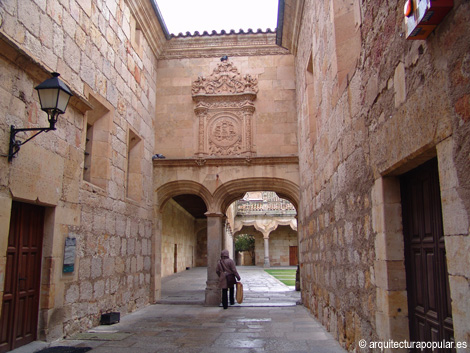 Escuelas menores, paso hacia el patio