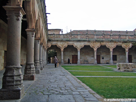 Patio de las Escuelas Menores