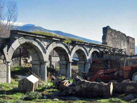 Palacio de Valsain, arqueria de entrada