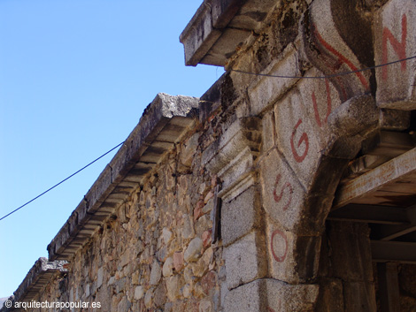 Palacio de Valsain, portada del Patio de Vacas desde la lonja, detalle