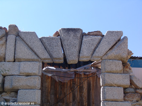 Palacio de Valsain, fachada este, detalle arco adintelado