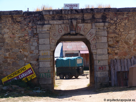 Palacio de Valsain, portada del Patio de Vacas desde la lonja