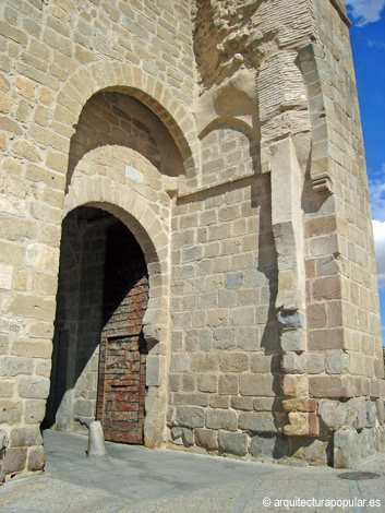 Puente de San Martín, fachada torreón exterior