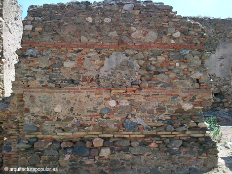 Ciudadela de Rosas. Muro de mampuesto y ladrillo