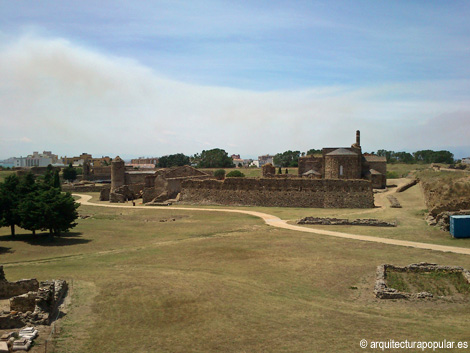 Ciudadela de Rosas. Muralla medieval