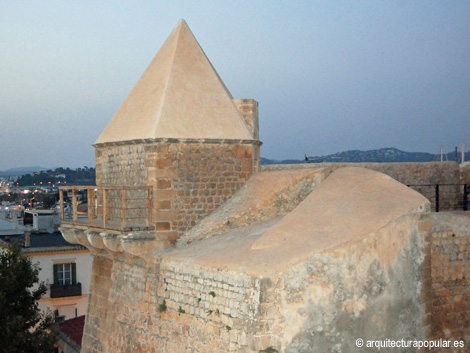 Murallas-Dalt-Villa-San-Juan-torreta