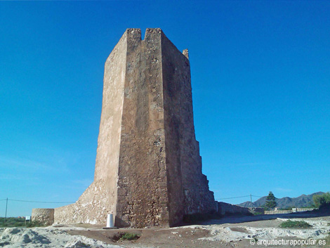 Torre de Cope, frente al mar