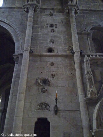 Catedral de Orense. Brazo norte del transepto, escalera