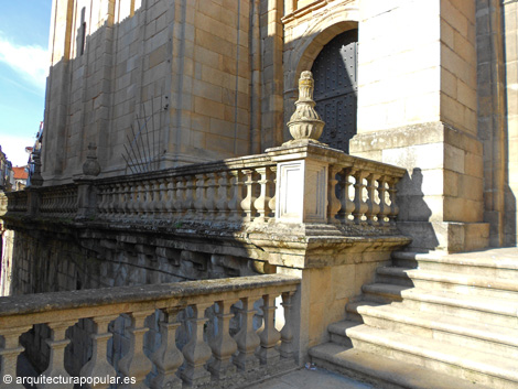 Catedral de Orense. Fachada oeste, detalle de la escalinata