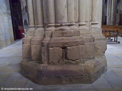 Portico del Paraiso, detalle de la base de columnas