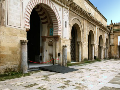 Mezquita de Cordoba,  fachada a Patio de los Naranjos, arcos dobles