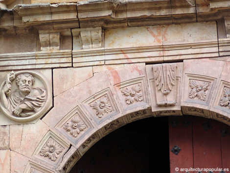 Iglesia de San Martin de Tours, Salamanca, detalle de la fachada renacentista de la calle Quintana