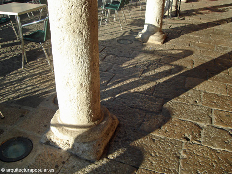 Plaza Mayor de Almagro. Detalle de las basas de sus columnas