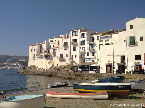 Cadaques,  fachada oriental de la Punta des Baluard