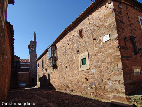 Castrillo de los Polvazares. Iglesia desde calle Real