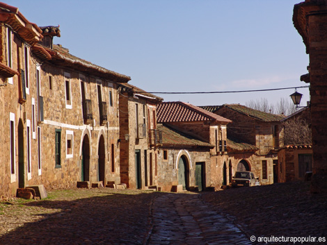 Castrillo de los Polvazares. Vista calle Real