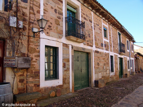 Castrillo de los Polvazares. Portones adintelados