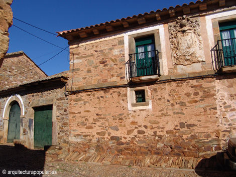 Castrillo de los Polvazares. Fachada blasonada