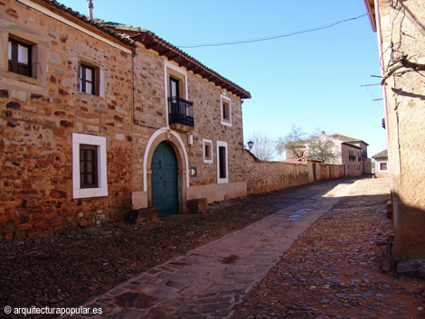 Castrillo de los Polvazares. Casas en calle Juan José Cano