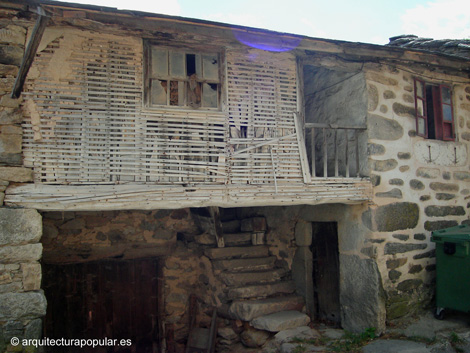 Lubian, corredor de vivienda con encestado