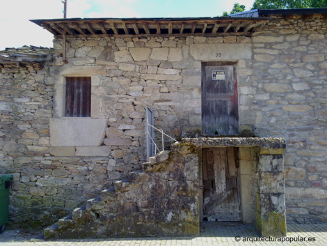 Lubian, escalera de acceso a vivienda