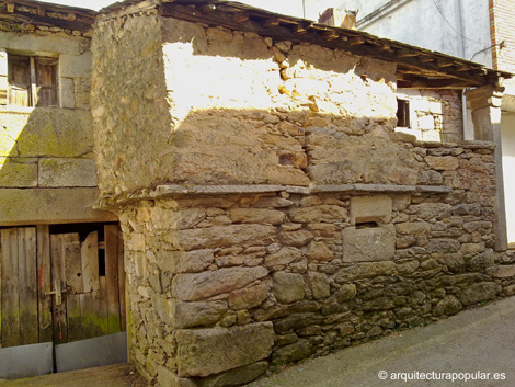 Lubian, casa con escalera lateral