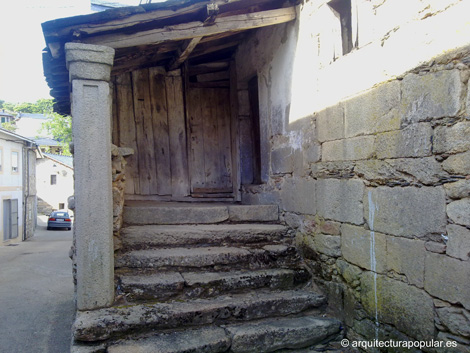 Lubian, detalle de casa con escalera lateral