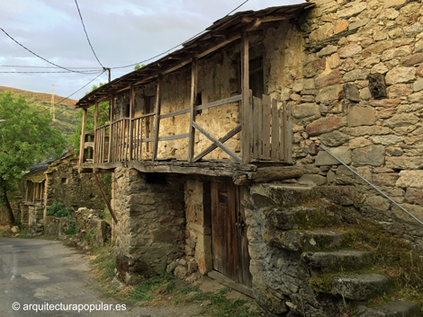 Lubian, casa con corredor de madera