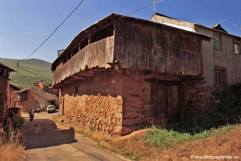 Villar del Monte, corredor de madera en esquina